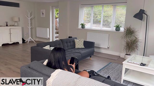 Brunette Didn't Lose Her Composure And Harshly Straponed The Offender On The Couch